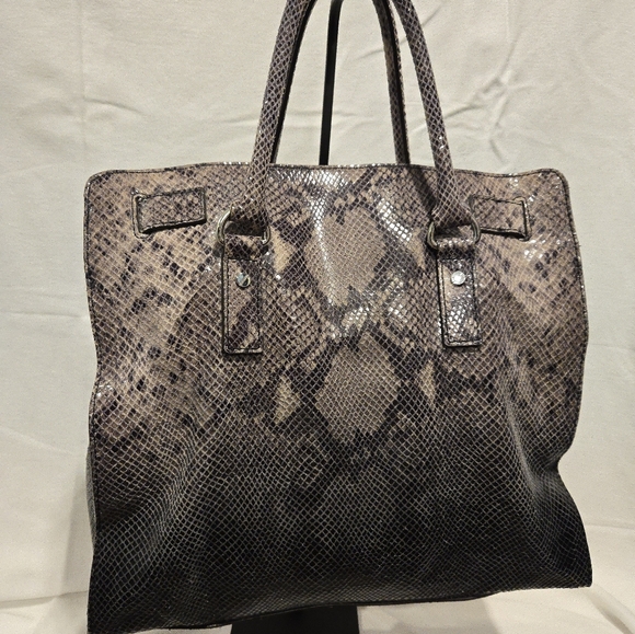 Michael Kors Gray Shoulder Bag with Luxurious Design - Picture 2 of 8